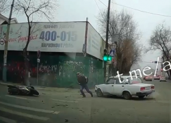 В центре Астрахани на перекрестке сбили мотоциклиста