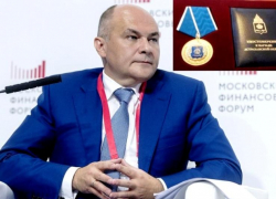 Губернатор Астраханской области Игорь Бабушкин наградил первого замминистра финансов России