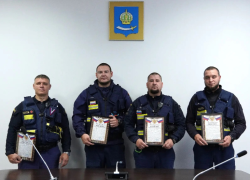 Астраханских огнеборцев наградили за спасение детей из горящего дома на Савушкина