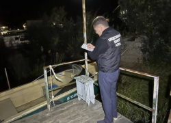 Под Астраханью мужчина ударился об якорь, сходя с судна