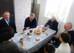 Бабушкин побывал в гостях у семьи мобилизованного из Черноярского района