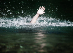 В Кировском районе Астрахани из воды спасли человека