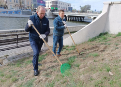 Депутаты Городской Думы Астрахани собрали 20 мешков мусора на субботнике 