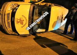 В Астрахани перевернулся инкассаторский автомобиль 