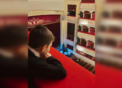 Астраханский министр внешних связей исполнил мечту 8-летнего Саши побывать на новогоднем концерте