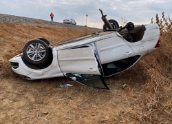 Под Астраханью опрокинулось авто: водителя госпитализировали