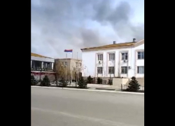 В центре города под Астраханью повесили перевернутый российский флаг