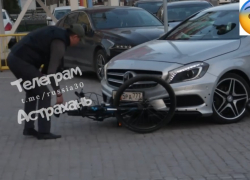 В центре Астрахани водитель "Мерса" пытался переехать велосипедиста