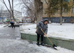 Коммунальные службы города продолжают уборку улиц от снега и талой воды