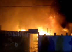 В центре Астрахани сгорели два деревянных дома