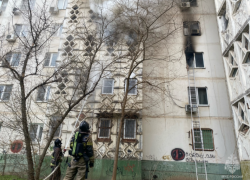 В Астрахани спасатели эвакуировали людей из горящего жилого дома