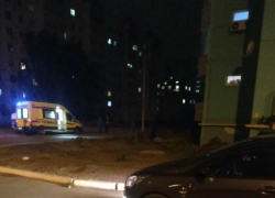 Молодая астраханка выпала из окна многоэтажки