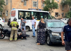 В Советском районе Астрахани внедорожник сбил мотоциклиста