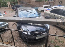 В Астрахани мусоровоз повредил 7 автомобилей и опору ЛЭП