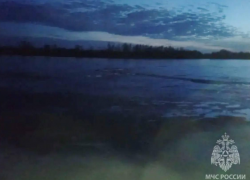 Под Астраханью отец и сын провалились под лед: один из них погиб