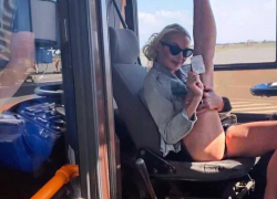 Анастасия Волочкова раздвинула ноги перед водителем автобуса в астраханском аэропорту