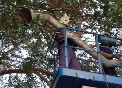 Сильный ветер в Астрахани снес водосточную трубу и обрушил фасад здания