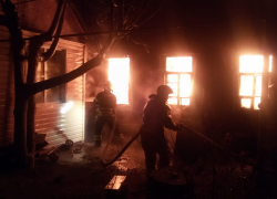 Трое детей пострадали на ночном пожаре в Астрахани