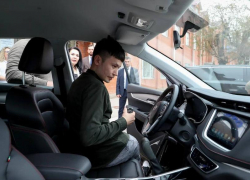 Астраханцу-ветерану СВО подарили адаптированный кроссовер в рамках поддержки