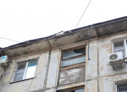 Упавшая с дома штукатурка проломила голову астраханке 