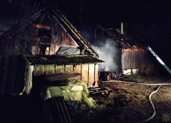 В Трусовском районе Астрахани неизвестный случайно поджёг дом и хозпостройку