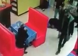 "Стоит, как чмошник смотрит": в астраханском кафе жестоко избили трёх девушек