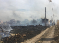 В Астрахани произошёл крупный пожар на территории дачного посёлка