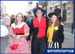 В Астрахани на День города тысячи астраханцев прогулялись по Никольской. Фоторепортаж
