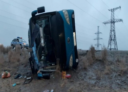 На астраханской трассе опрокинулся автобус: пятеро человек в больнице