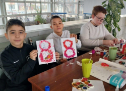 Мастер-классы по изготовлению подарков на 8 марта состоялись на железнодорожном вокзале Астрахани