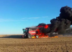 Под Астраханью пожарные тушили горящий сельхоз комбайн