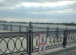 В Астрахани обновили знаки о запрете купания