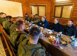 Астраханский губернатор привез гумпомощь и награды бойцам в зону СВО