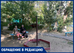 "Это невыносимо, никто нас не слушает": астраханцы пытаются демонтировать опасную детскую площадку