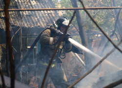 Недалеко от здания астраханской прокуратуры тушат крупный пожар