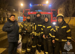 Астраханские пожарные вытащили пострадавшего из недр горящего дома