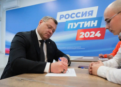 Астраханский губернатор поставил подпись в поддержку Путина на пост Президента
