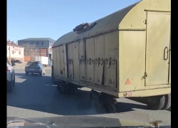Астраханец поцарапал прицепом без шин новый асфальт на улице Перовской
