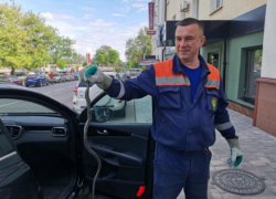 Астраханский водяной уж месяц прожил в автомобиле липчанина