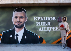 В Астрахани на здании военкомата появились граффити в честь героев СВО