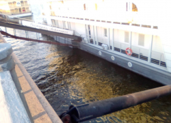 Около центральной набережной в Астрахани растеклось нефтяное пятно 