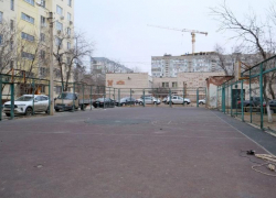 В Астрахани поэтапно обновят дворовую спортплощадку на улице Краснодарской