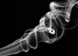 Родителей курящих детей предложили штрафовать: астраханцы высказали свое мнение