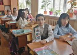 Молодые железнодорожники напомнили школьникам, как нужно вести себя, когда рядом едет поезд 
