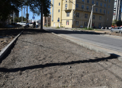 В Астрахани приводят в порядок тротуары и дороги 