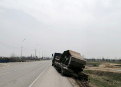 Дальнобойщик с ценным грузом для ветропарка застрял на астраханской трассе