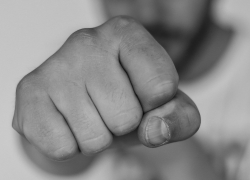 В Астрахани женщина умерла из-за удара сожителя в живот