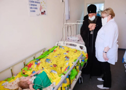 Глава астраханского минздрава и митрополит Никон посетили пациентов паллиативного отделения
