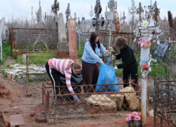 В Астрахани продолжают чистить историческую память от мусора