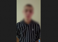 В Астрахани задержали сломавшего остановку хулигана